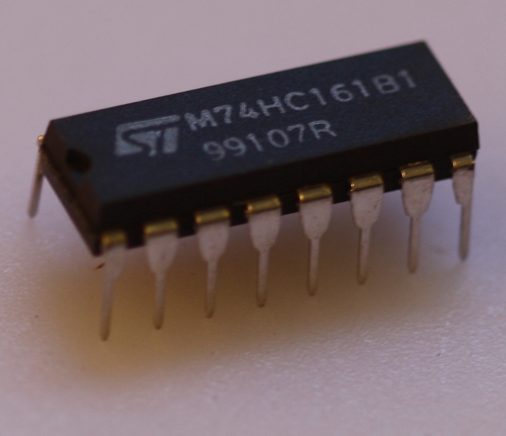 Synchronous 4-bit binary counter with asynchronous clear DIP-16