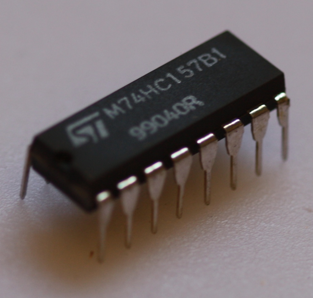 Quad 2-line to 1-line data selector/multiplexer, noninverting DIP-16