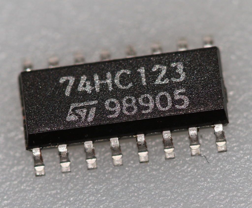 Dual retriggerable monostable multivibrator with clear SO-16