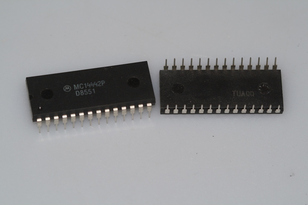 8-BIT A/D CONVERTER WITH PARALLEL INTERFACE DIP-24