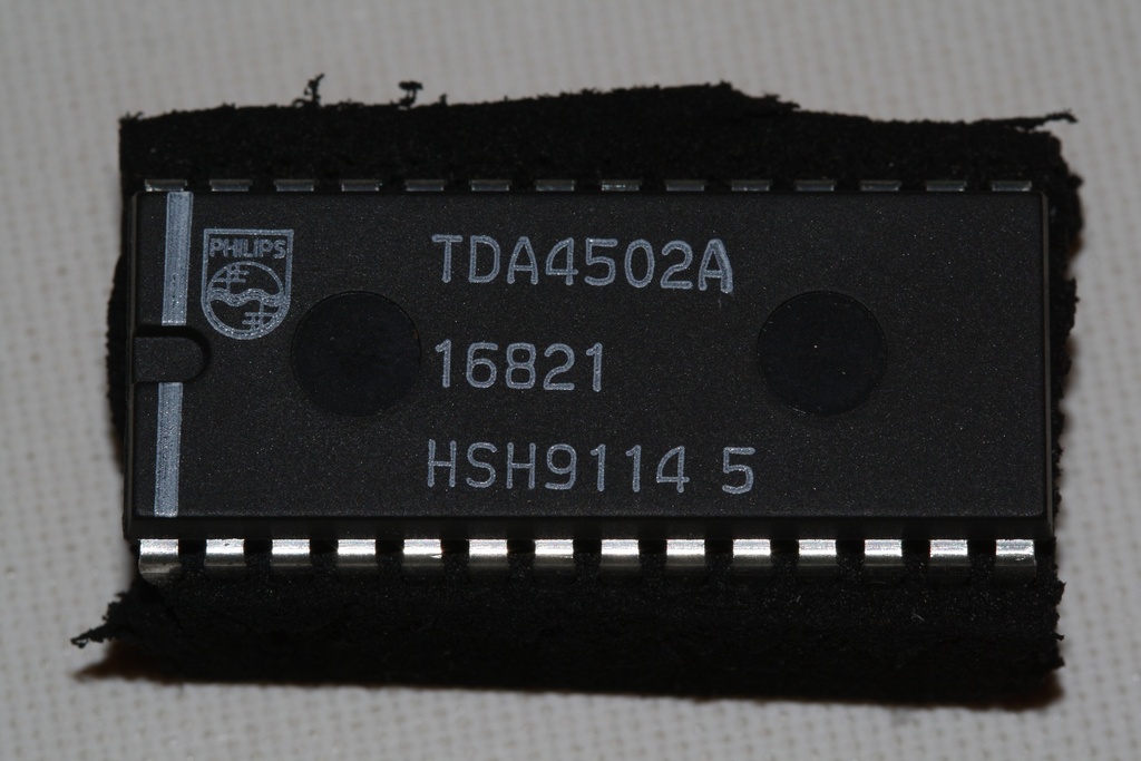 SMALL SIGNAL COMBINATION IC FOR COLOUR TV DIP-28