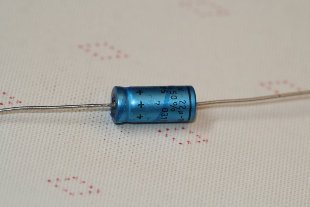 El-Capacitor 22µF/100V 8x18mm