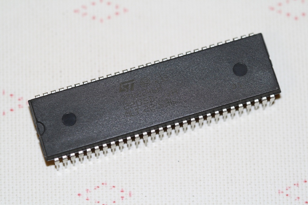 I2C BUS-CONTROLLED MULTISTANDARD SINGLE CHIP TV CPU DIP-64