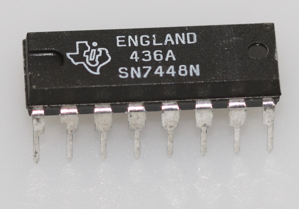 BCD to 7-segment decoder/driver with Internal Pullups DIP-16