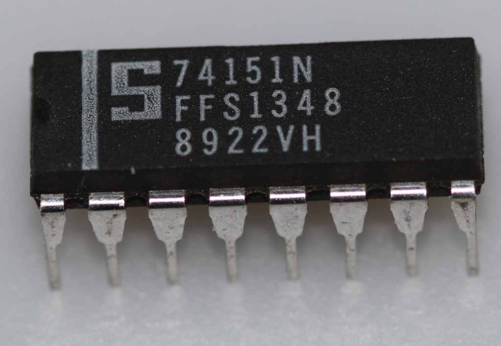 8-line to 1-line data selector/multiplexer DIP-16