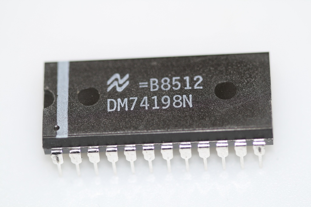8-bit bidirectional universal shift register DIP-24