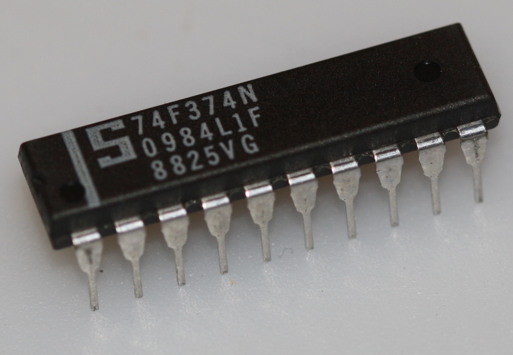 Octal register with three-state outputs DIP-20