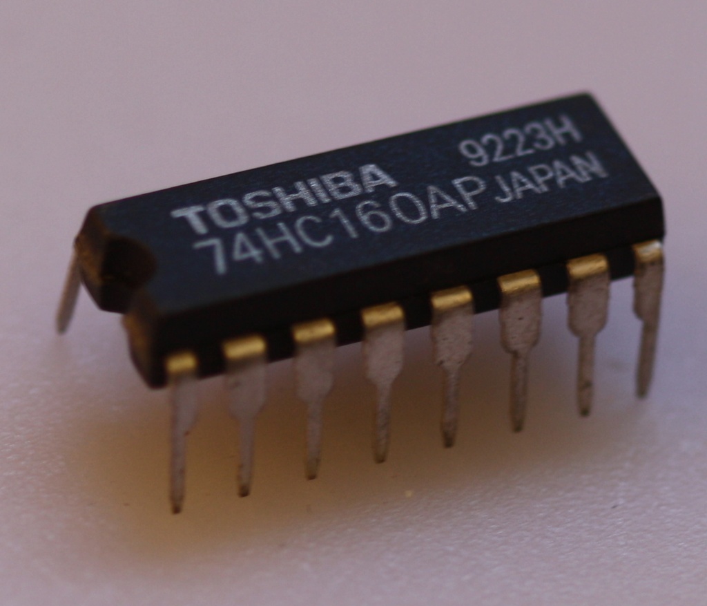 Synchronous 4-bit decade counter with asynchronous clear DIP-16