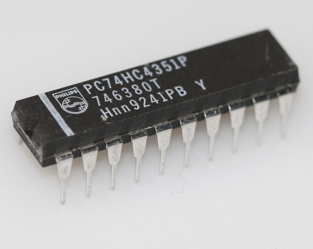 8-channel analog multiplexer/demultiplexer with latch  DIP-20