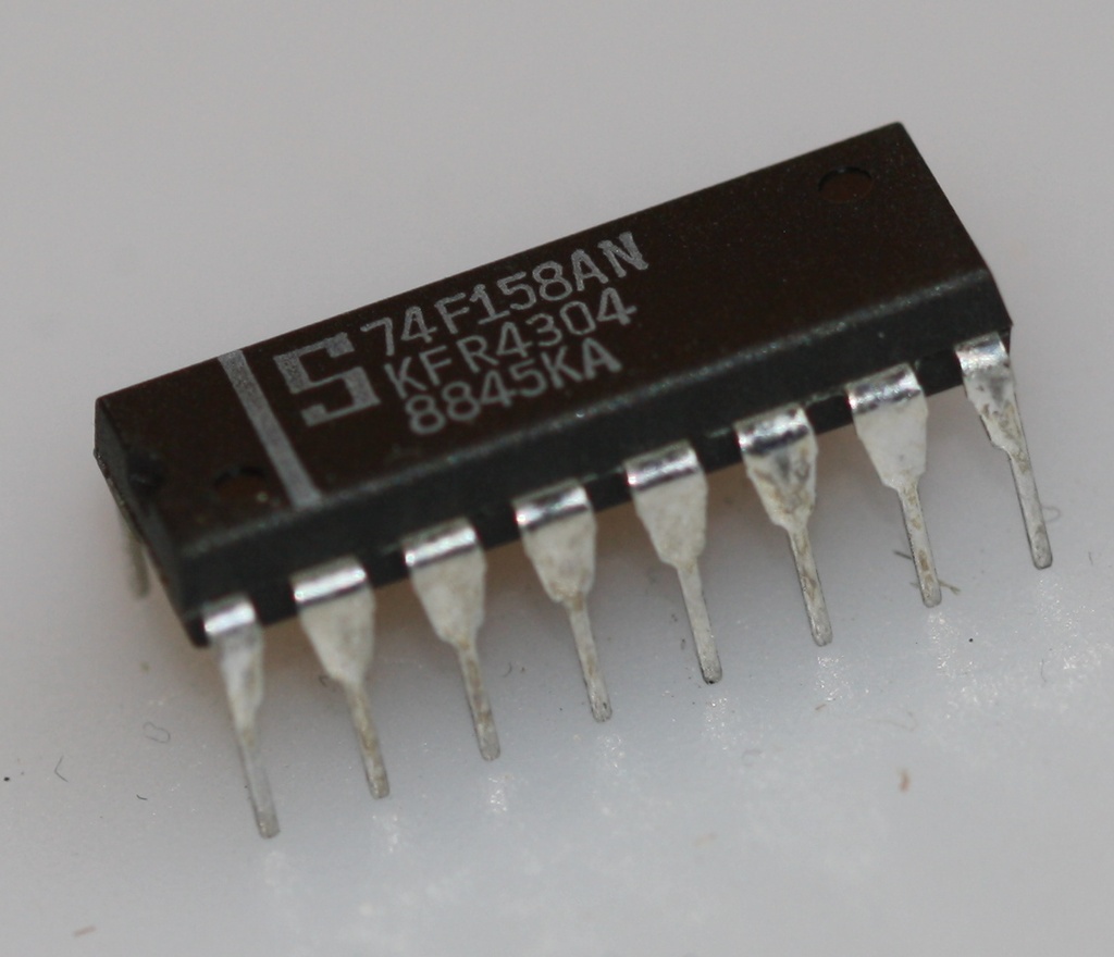 Quad 2-line to 1-line data selector/multiplexer DIP-16