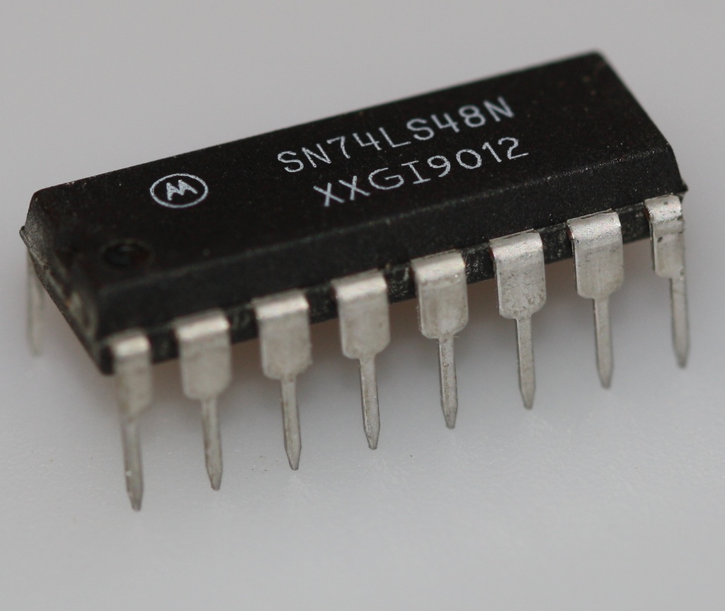 BCD to 7-segment decoder/driver with Internal Pullups DIP-16