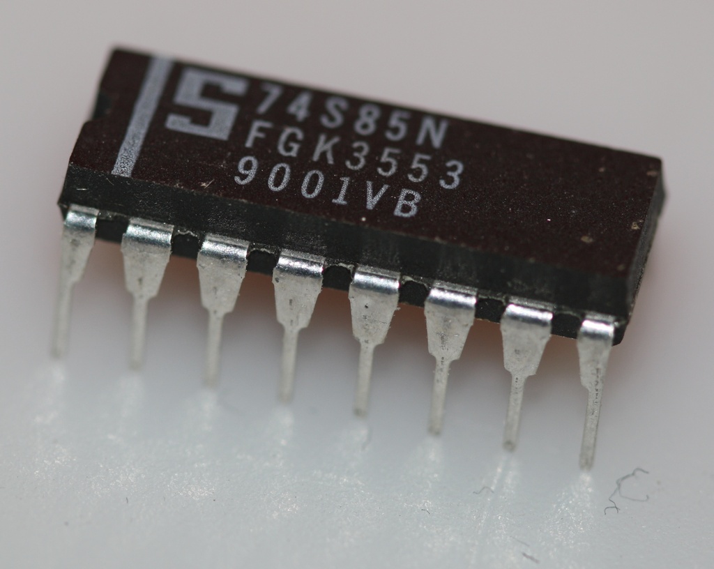 4-bit magnitude comparator DIP-16
