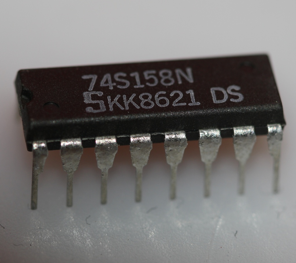 Quad 2-line to 1-line data selector/multiplexer DIP-16