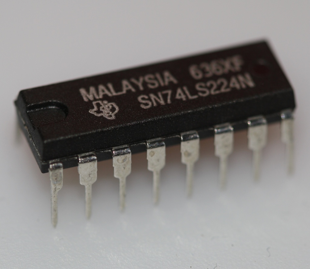 16 by 4 synchronous FIFO memory DIP-16