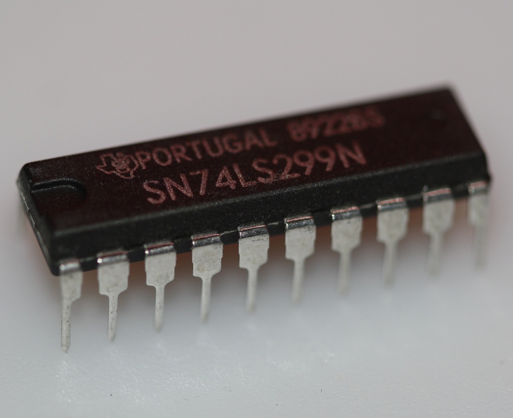 8-bit bidirectional universal shift/storage DIP-20