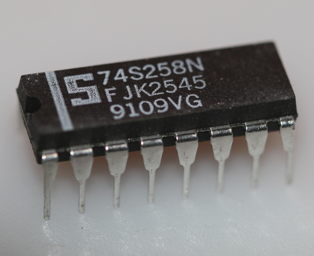 Quad 2-line to 1-line data selector/multiplexer DIP-16