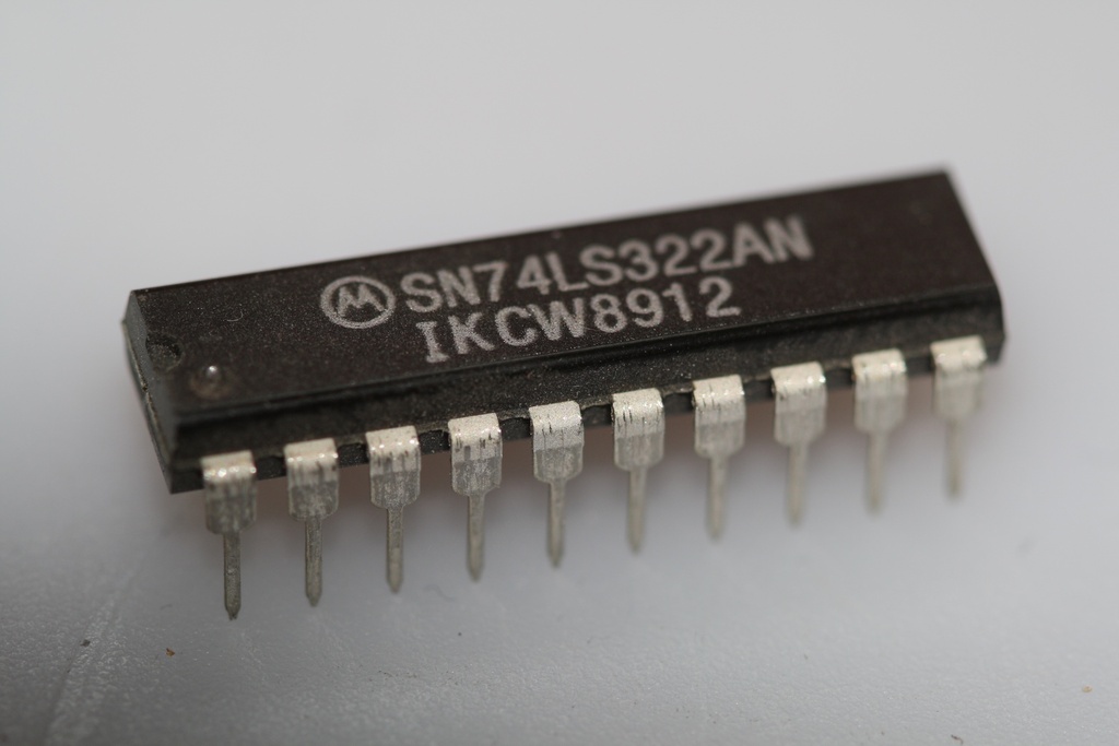8-bit shift register with sign extend, three-state out DIP-20