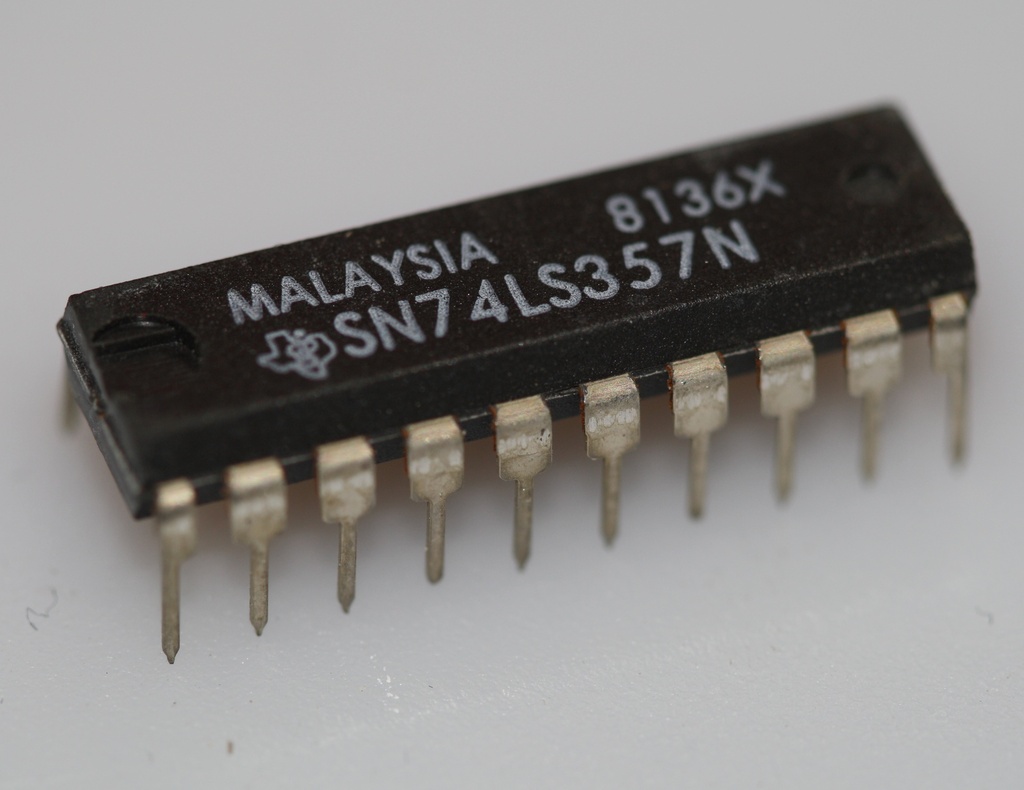 8-line to 1-line data selectors/multiplexers/edge-triggered DIP-20