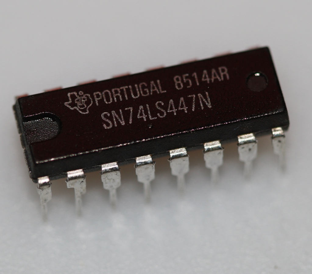 BCD-to-seven-segment decoders/drivers DIP-16