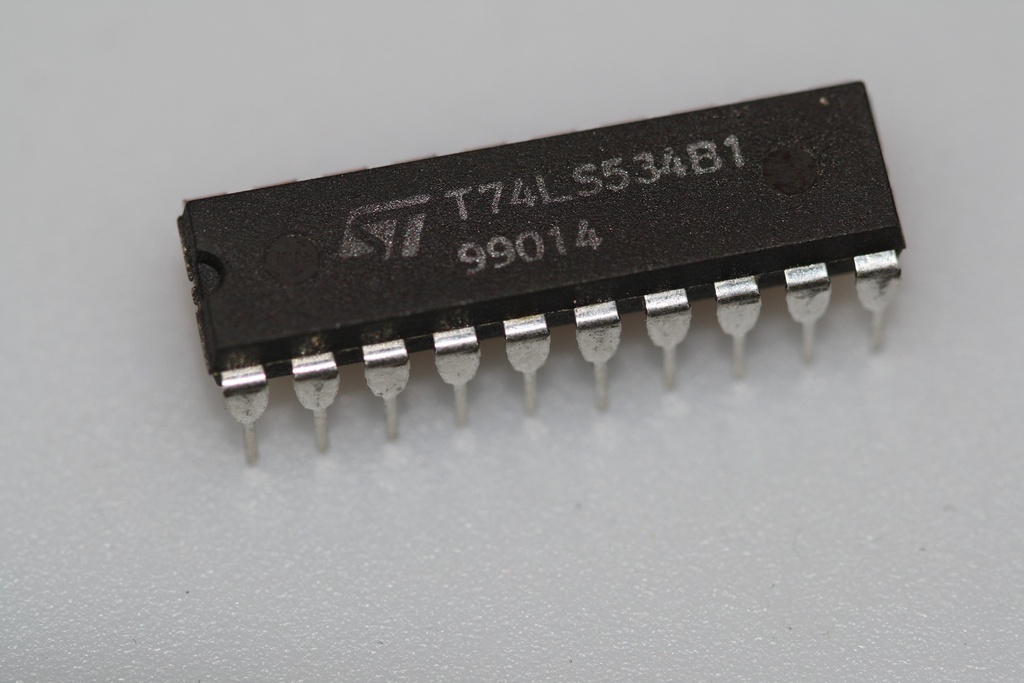 Octal register with inverting three-state out DIP-16