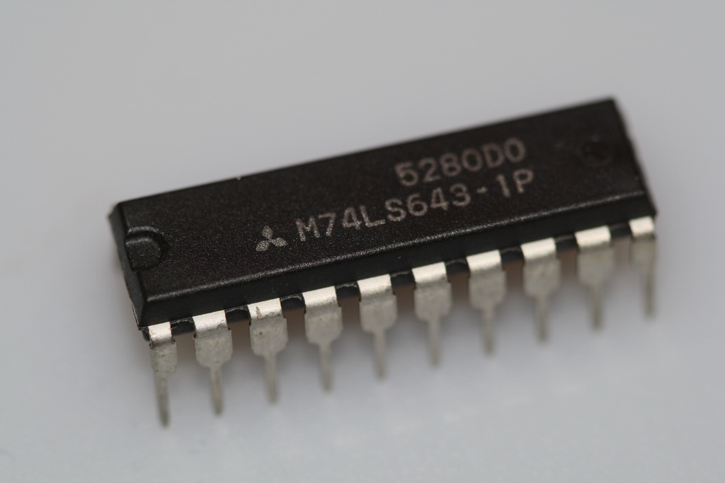 Octal bus transceiver with mix of inverting DIP-20