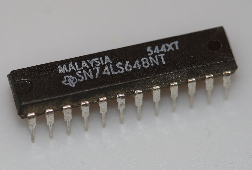 Octal bus transceiver/latch/multiplexer DIP-24