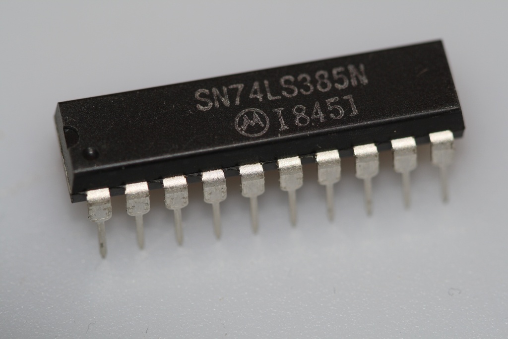 Quad 4-bit adder/subtractor DIP-20