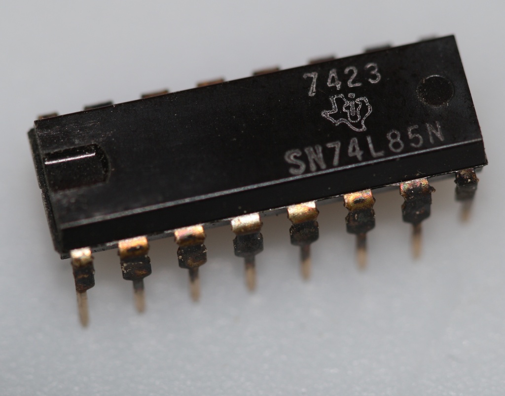 4-bit magnitude comparator DIP-16