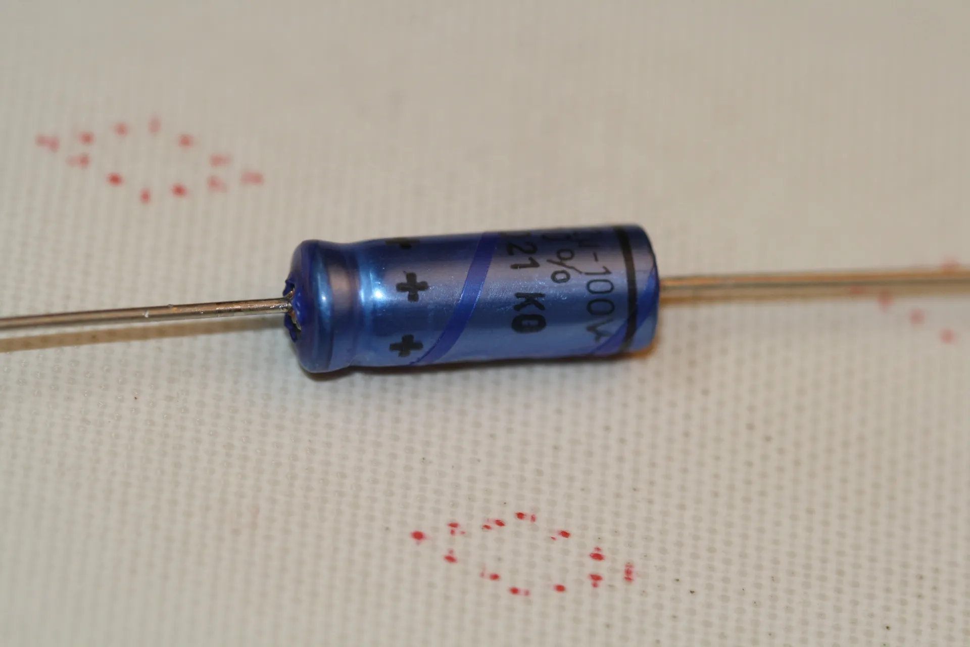[134704]  El-Capacitor 22µF/100V-6,5x19mm