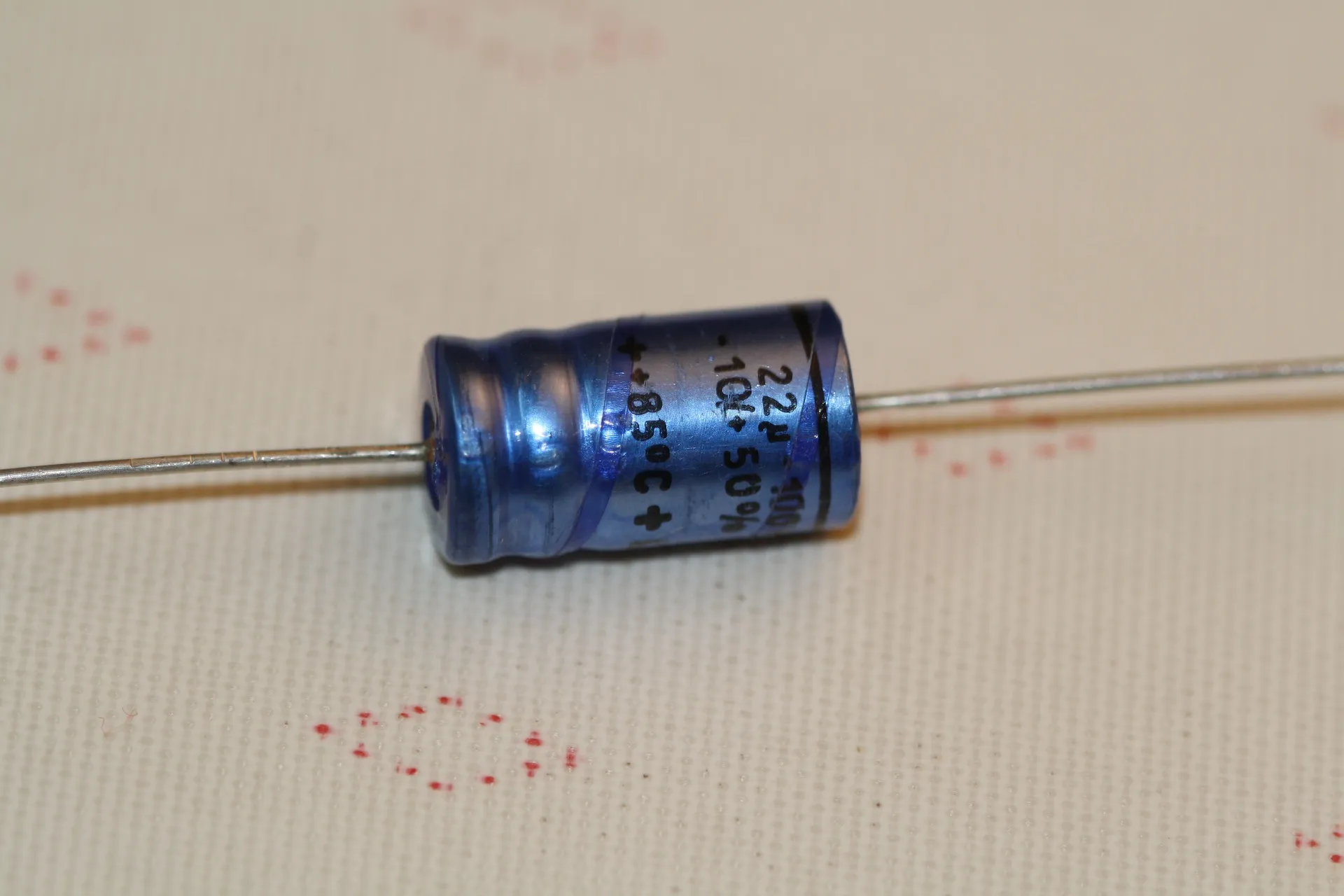 [134705]  El-Capacitor 22µF/100V-10x18mm