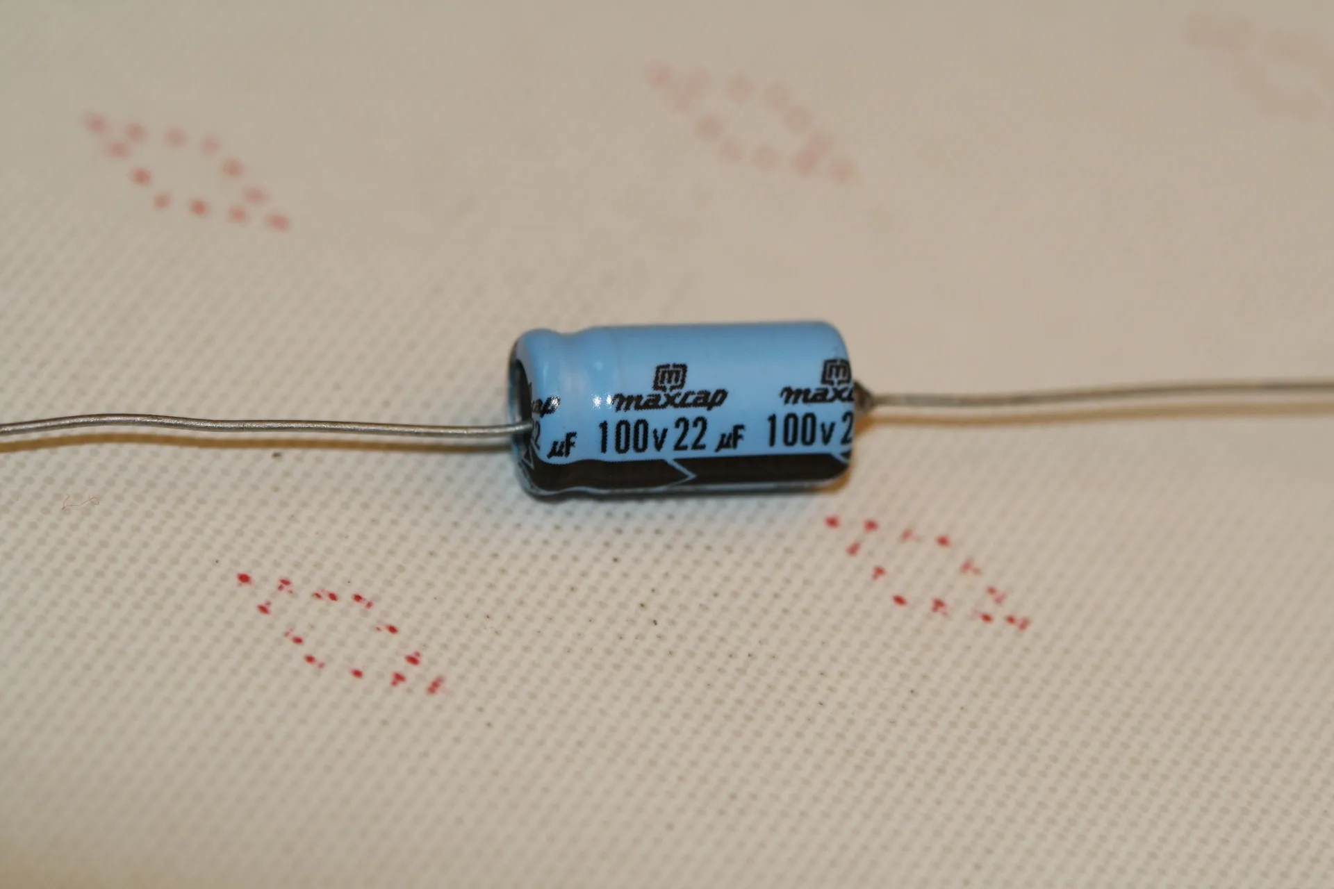 [134706]  El-Capacitor 22µF/100V-8x16mm
