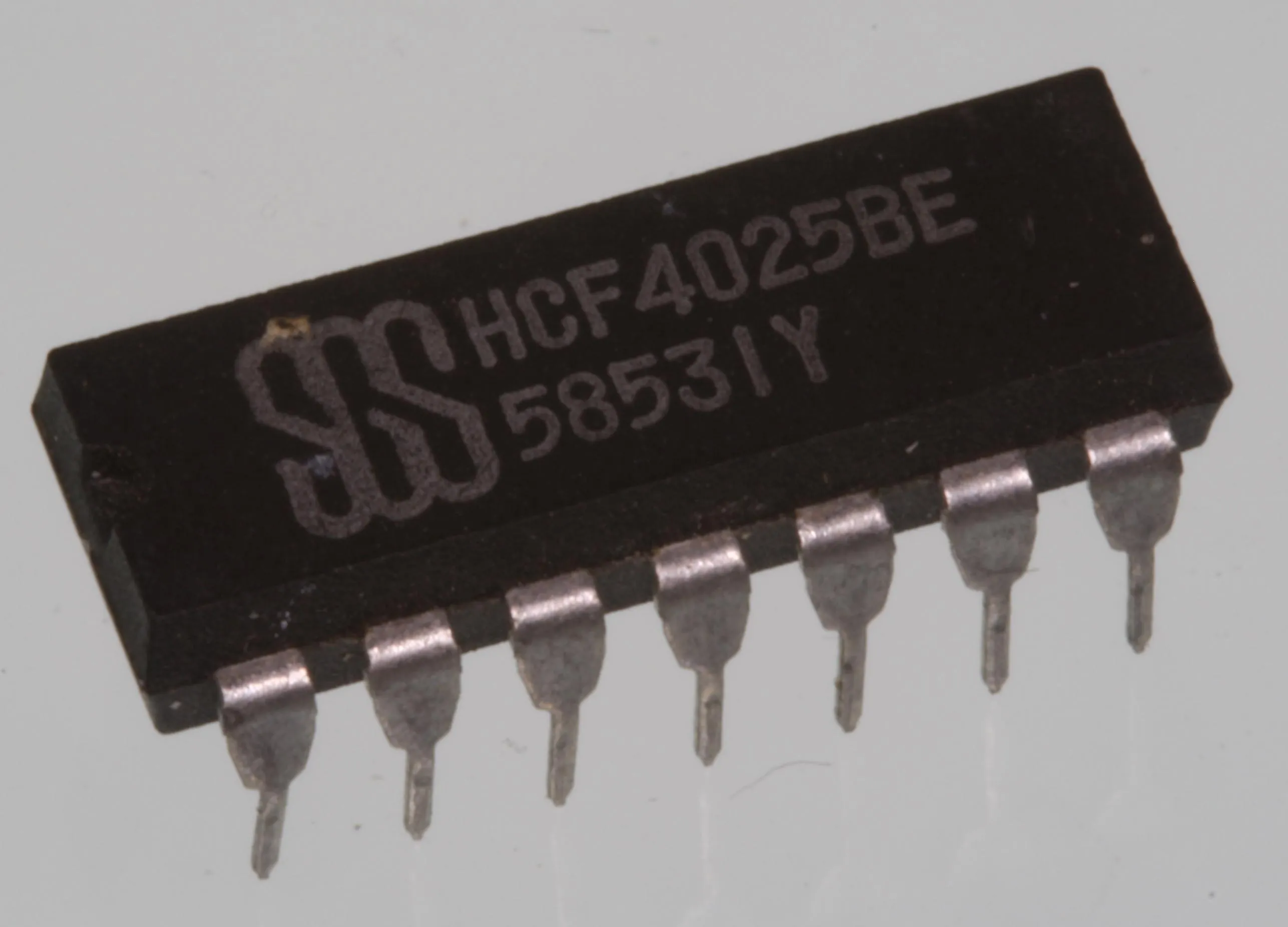 [79956] Buffered Triple 3-Input NAND/NOR Gate DIP-14