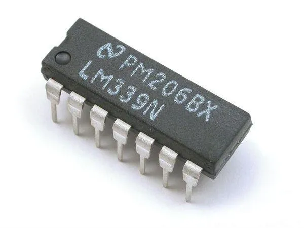 [81668] 4xComp +-18V 300ns DIP-14