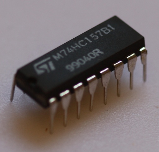 [114585] Quad 2-line to 1-line data selector/multiplexer, noninverting DIP-16